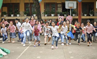 View - 	Hành trình mang hàng chục nghìn cuốn sách đến với trẻ em vùng cao